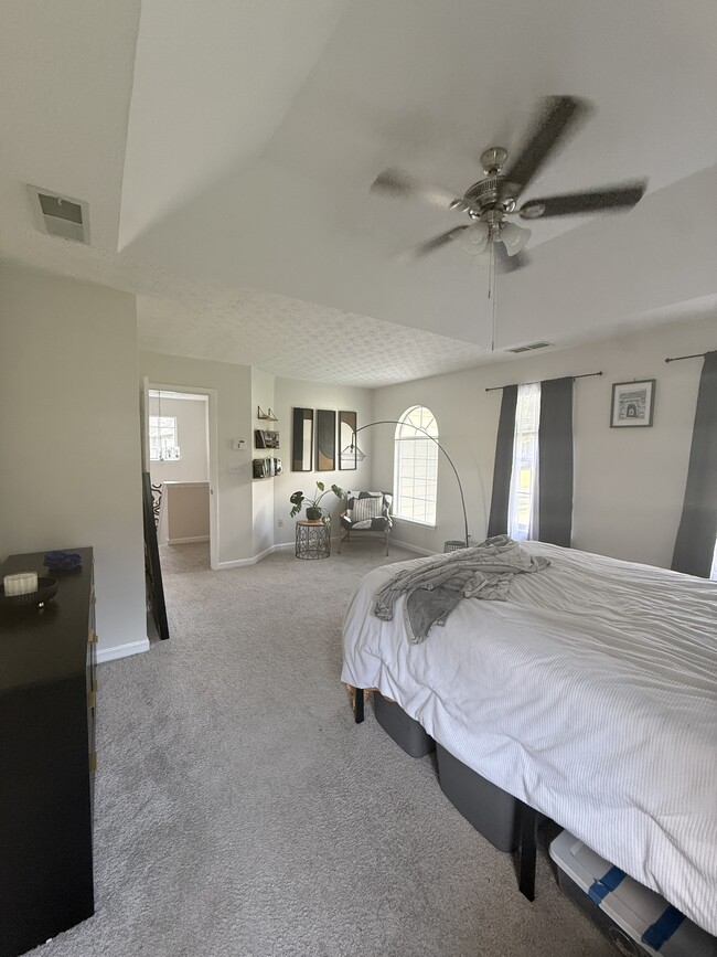 Building Photo - 380 Birchmere Close SW