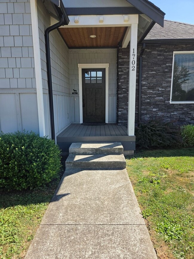 Building Photo - 1702 Aaron Dr