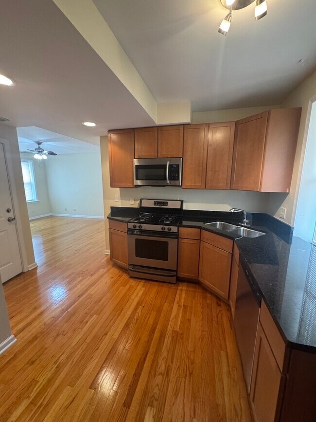 Building Photo - 2553 W Ardmore Ave