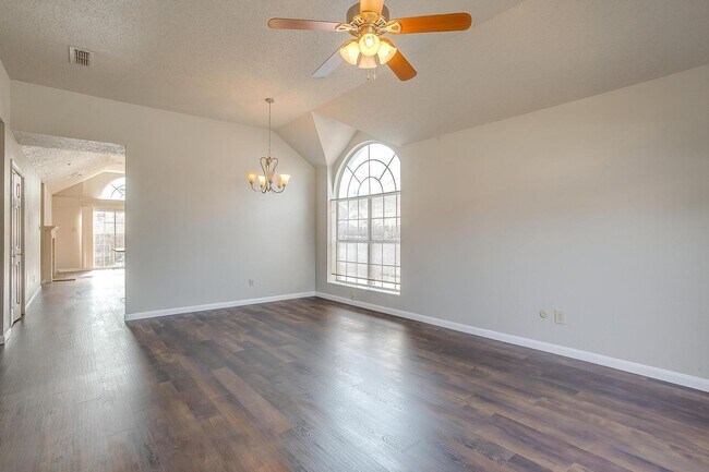Building Photo - Open Floorplan with 3 Bed, 2 Bath Home in Established Neighborhood- Fort Worth- 76120