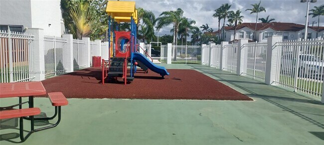 Foto del edificio - 5590 NW 107th Ave
