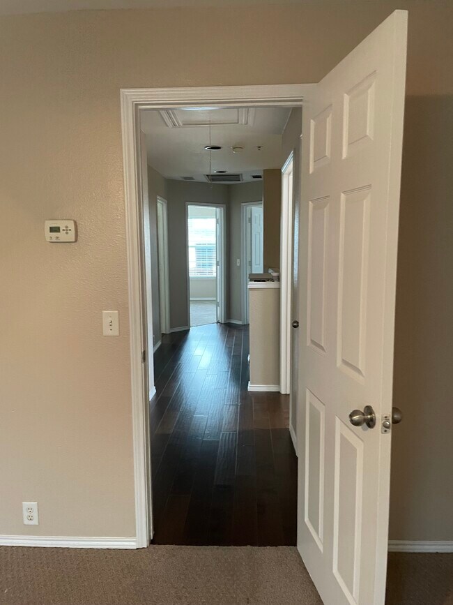 Foto del edificio - 2220 Stoneleigh Pl