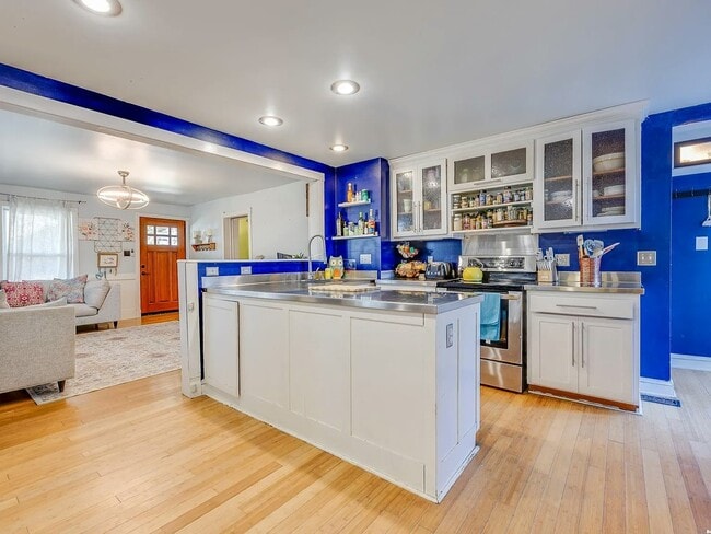 Building Photo - 1512 College St