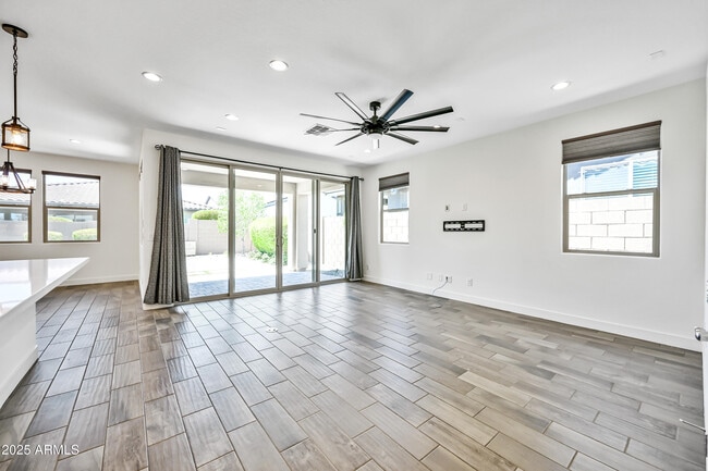 Foto del edificio - 17163 W Thousand Oaks St