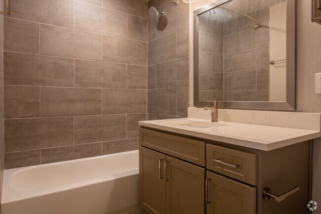 1 habitación, 608 ft² - Baño - Rosemary