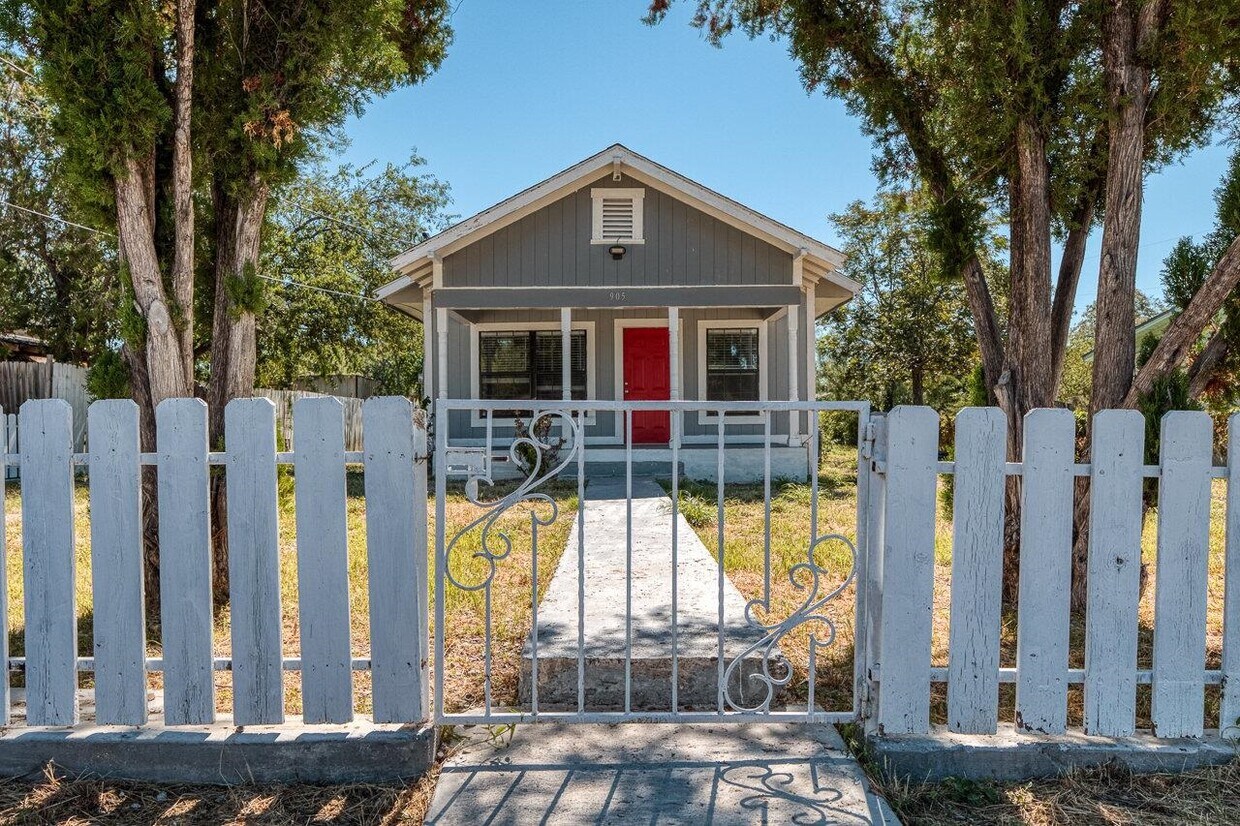 Foto principal - 905 E 3rd St