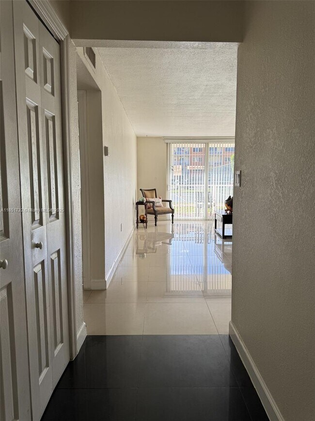 Foto del edificio - 7010 NW 186th St