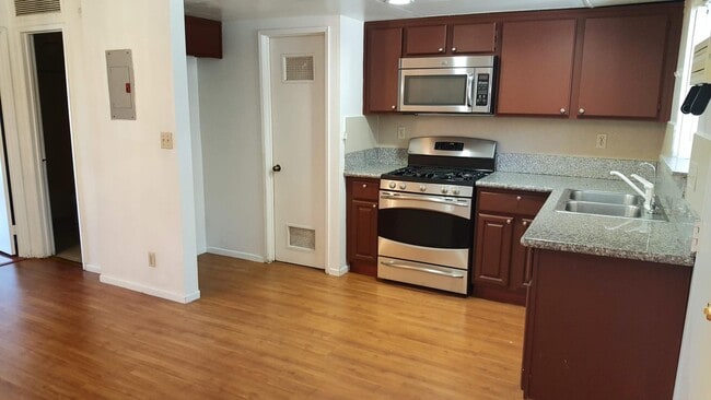 Building Photo - 330 E Cypress St