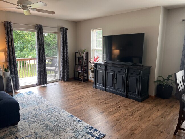 Sala de estar - 824 N Clover Ln