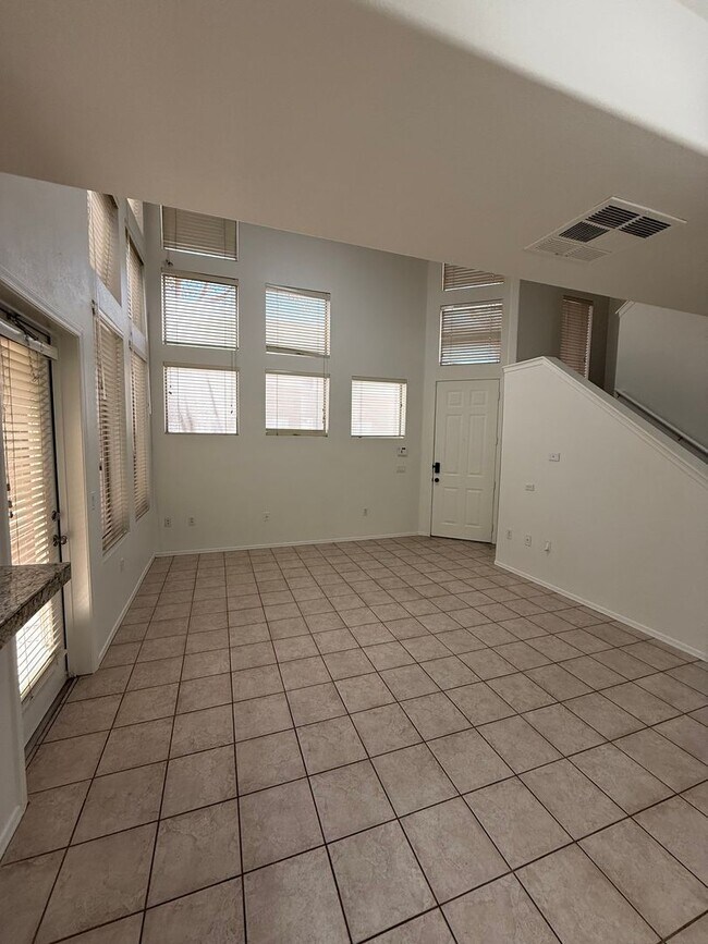 Building Photo - 3 Bedroom Townhouse with Garage, Gated Com...