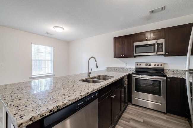 Building Photo - 3 Bed 2.5 Bath - Spacious Townhome Centrally Located in Rincon