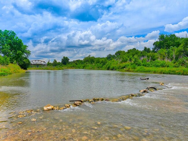 Building Photo - Blanco River Lodge