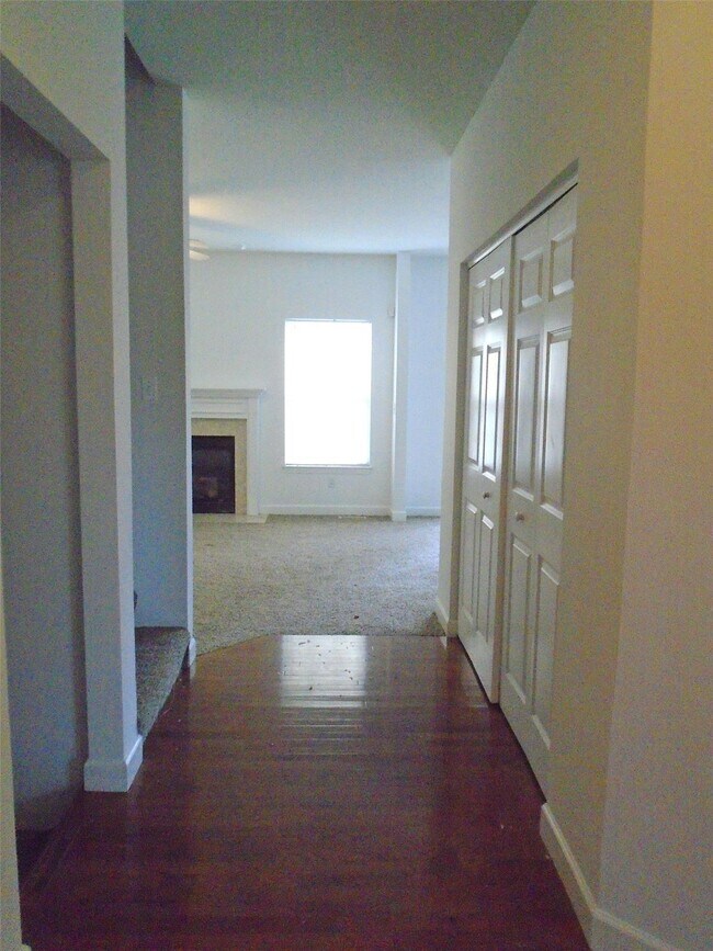 Foto del edificio - 706 Titan Dr