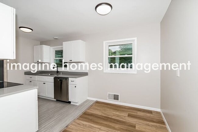 Building Photo - Pet-Friendly 4 Bedroom Home in Bloomington!