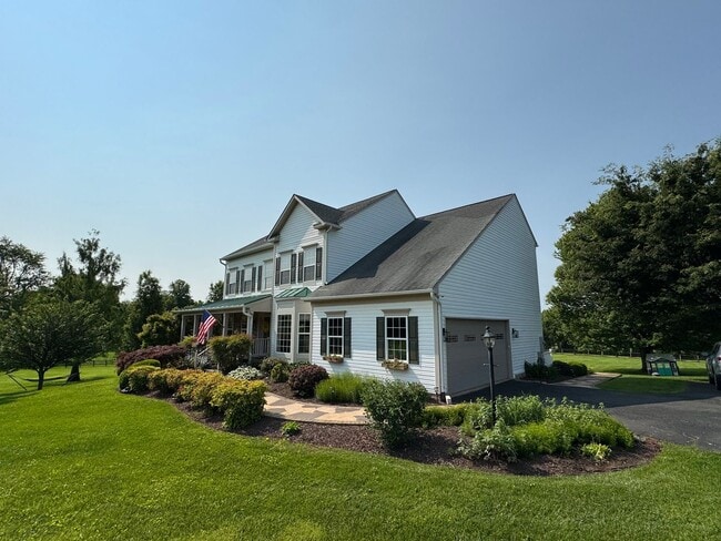 Building Photo - Fantastic 4 Bed 2.5 Bath Single Family Hom...