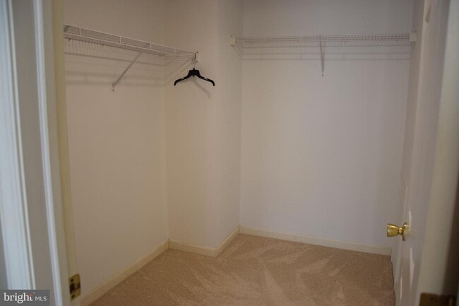 Building Photo - 8200 Blue Heron Dr