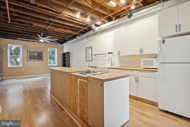 Building Photo - 1725 South Street Unit 2ND FLOOR