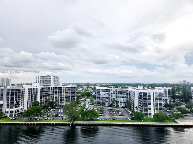 Foto del edificio - 3000 S Ocean Dr