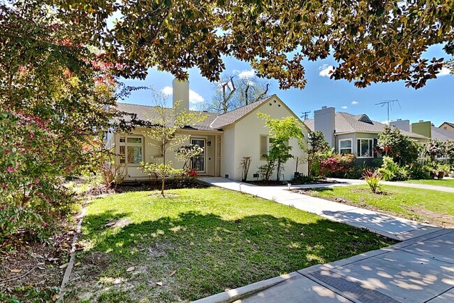 Foto del edificio - Charming Land Park Cottage – A Hidden Gem in the Heart of the City