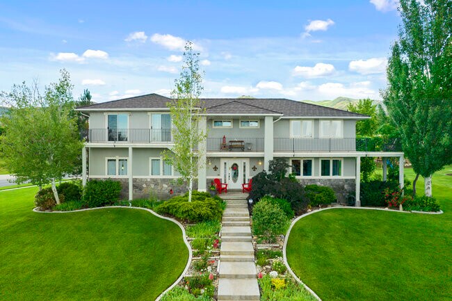 Building Photo - 796 Southfork Dr
