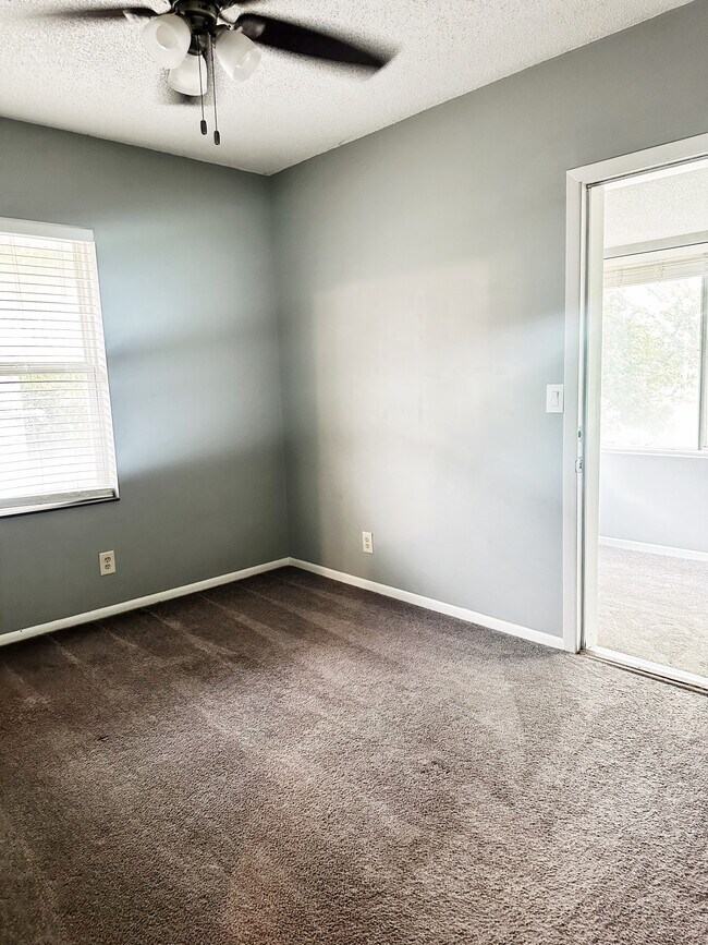 Dormitorio que conduce al estudio - 3517 1st Ave S