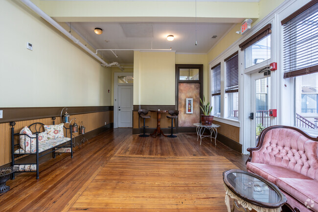 Common Area Lobby - 610 Mulberry St