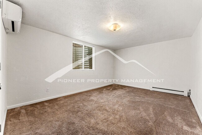 Building Photo - Spacious Lower Unit With In-Unit Washer/Dr...