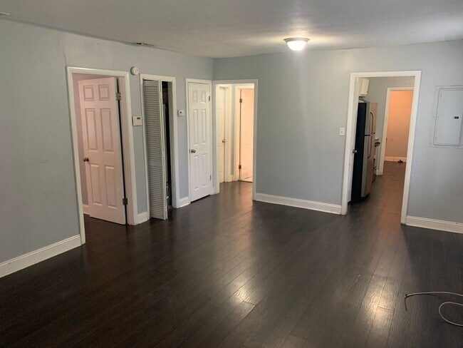 Building Photo - 3BR/1BA - Move in Ready