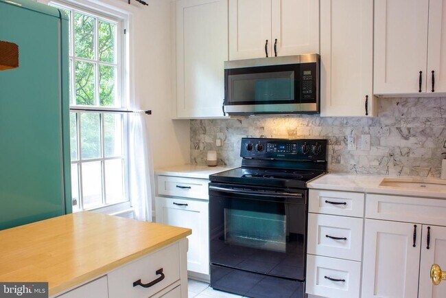 Foto del edificio - 3517 Chevy Chase Lake Dr