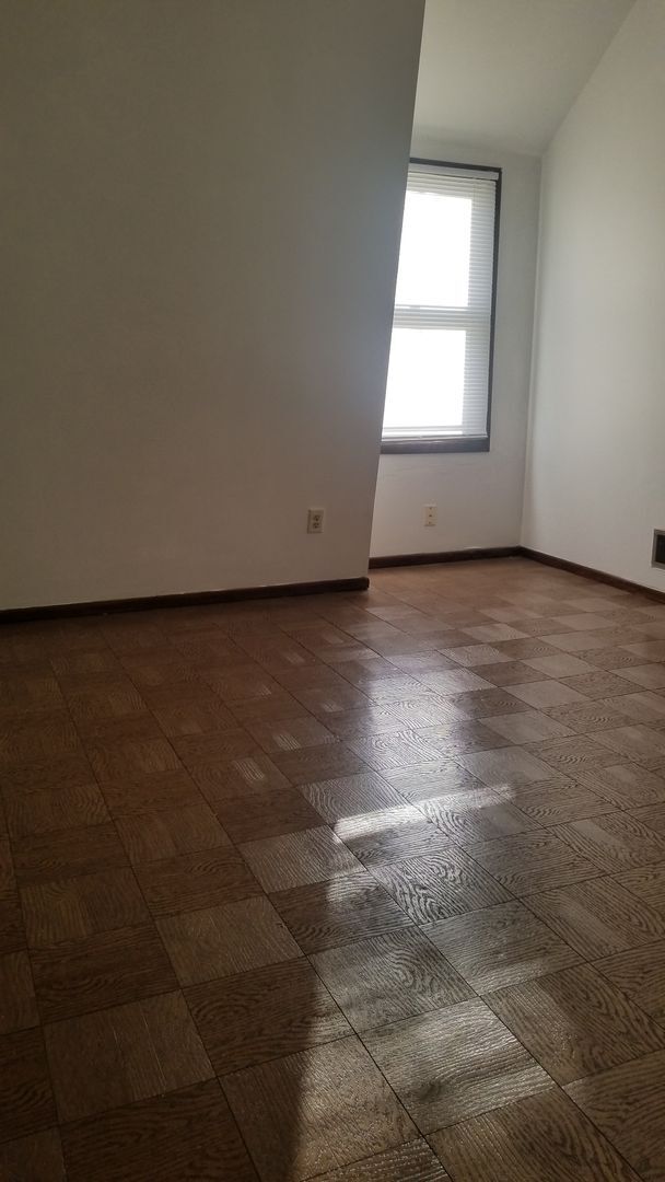 Building Photo - Milwaukee Condo Available Now!