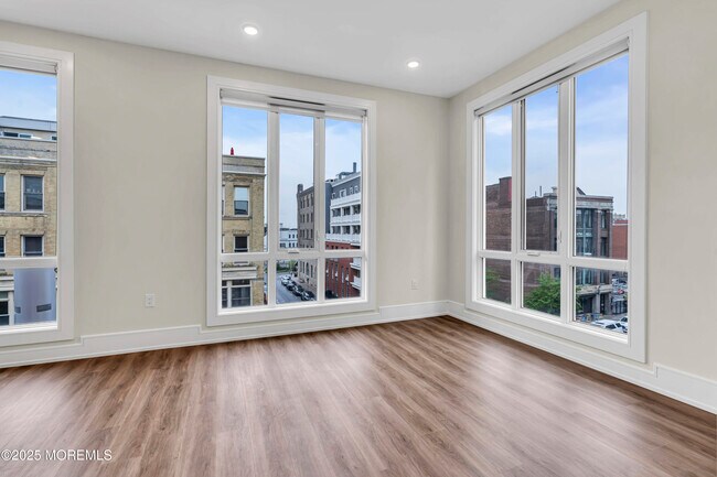 Building Photo - 527 Bangs Ave