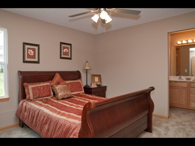 Master bedroom - 4903 Queen Ridge Ave