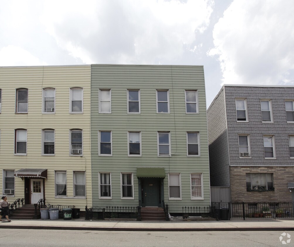 Building Photo - 551 Graham Ave