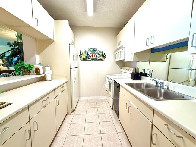 Building Photo - 1401 E Beach Dr