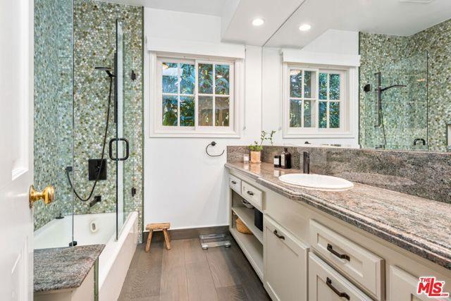 Foto del edificio - 4247 Sespe Ave