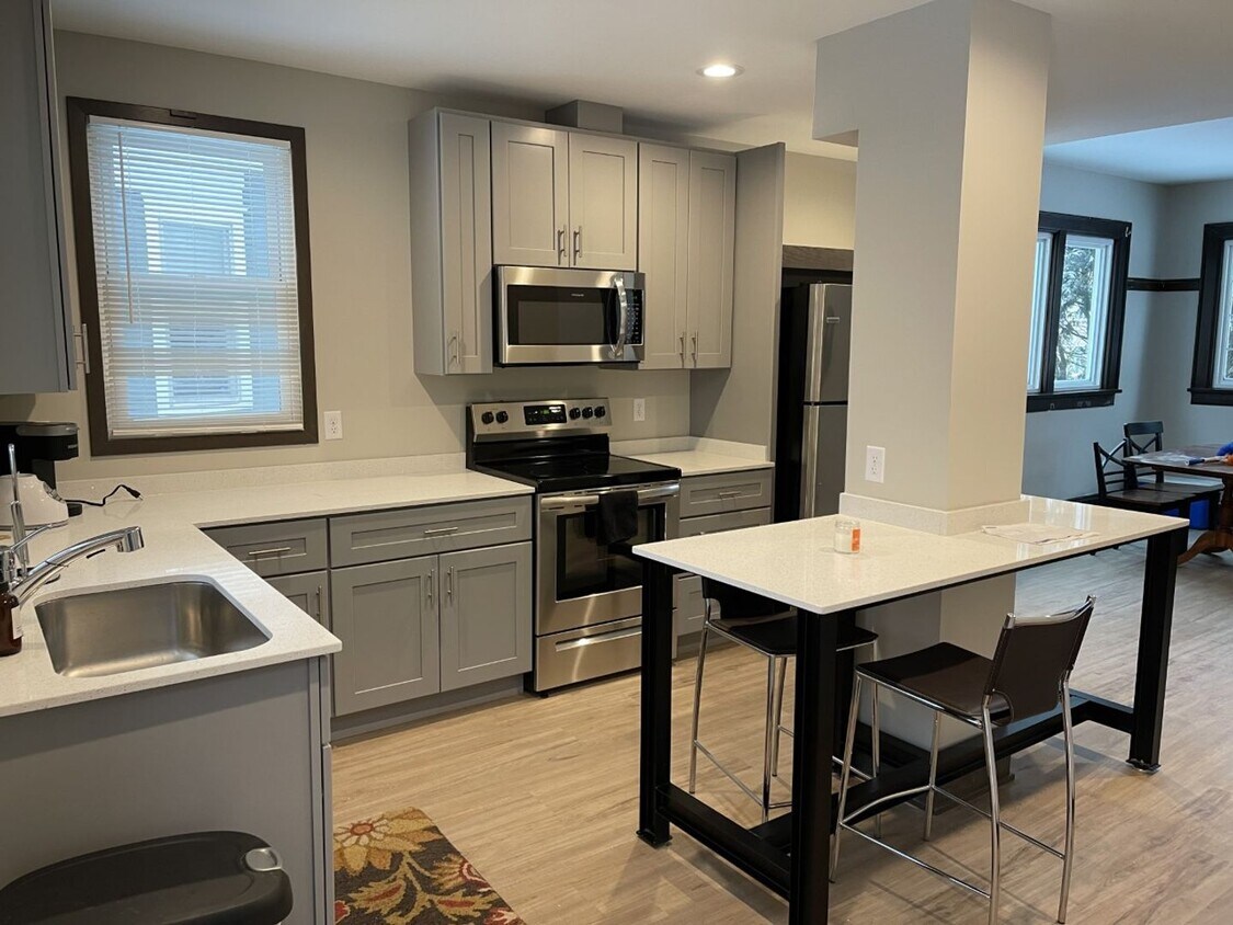 Foto principal - Affordable 6-Bedroom House Close to U of M...