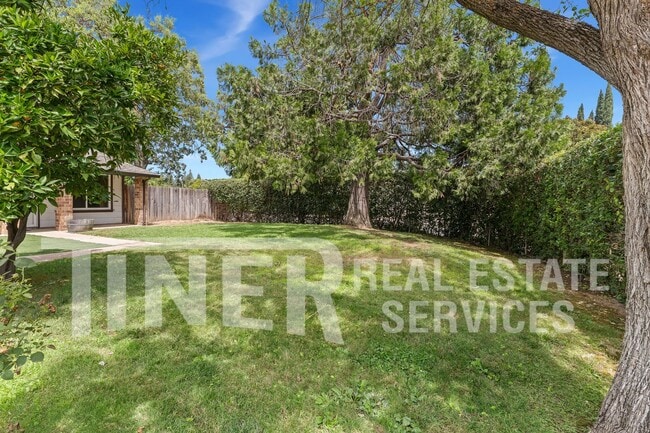 Foto del edificio - 8950 Salmon Falls Dr