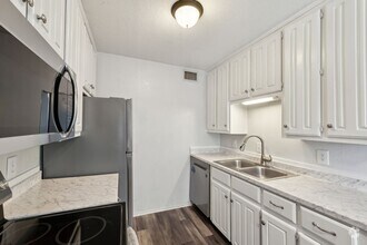 Building Photo - 1216 Baylor Ave