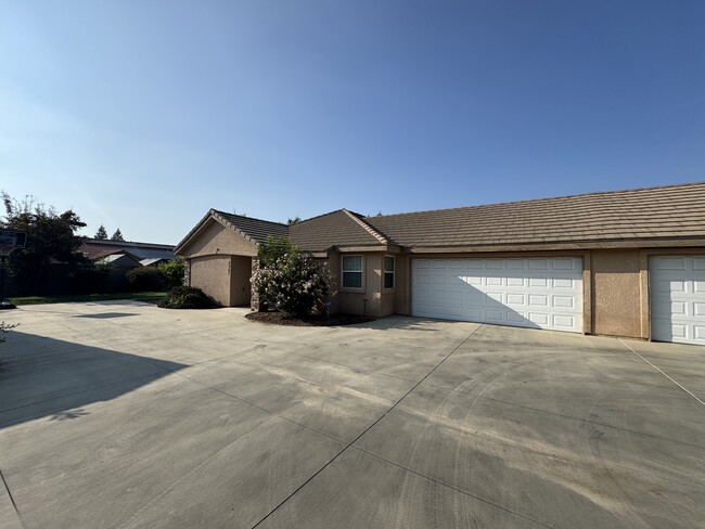 Building Photo - 2301 N Vickie Ct