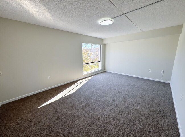 Building Photo - 5756F Village Green Dr
