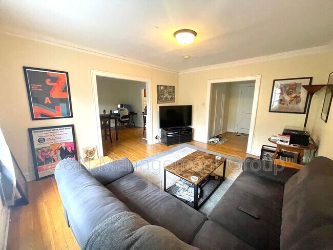 Foto del edificio - 918 W Oakdale Ave