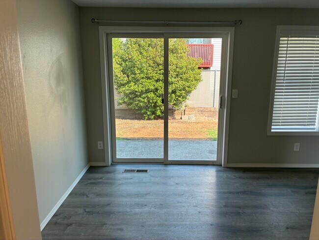 Foto del edificio - 338 Lost Creek Ct N