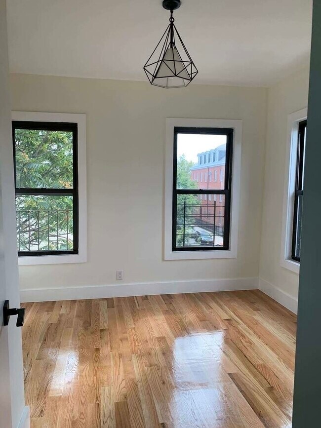 Building Photo - 304 Evergreen Ave