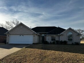 Building Photo - 3800 Fernridge Dr