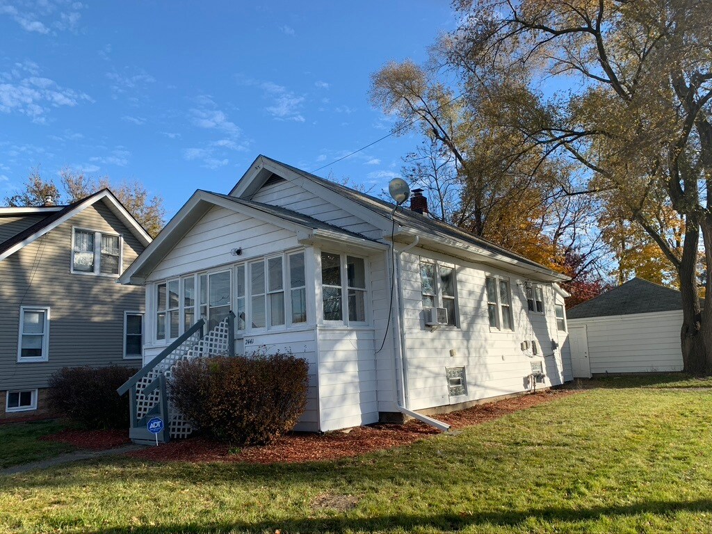 front - 2441 S Wayne Rd