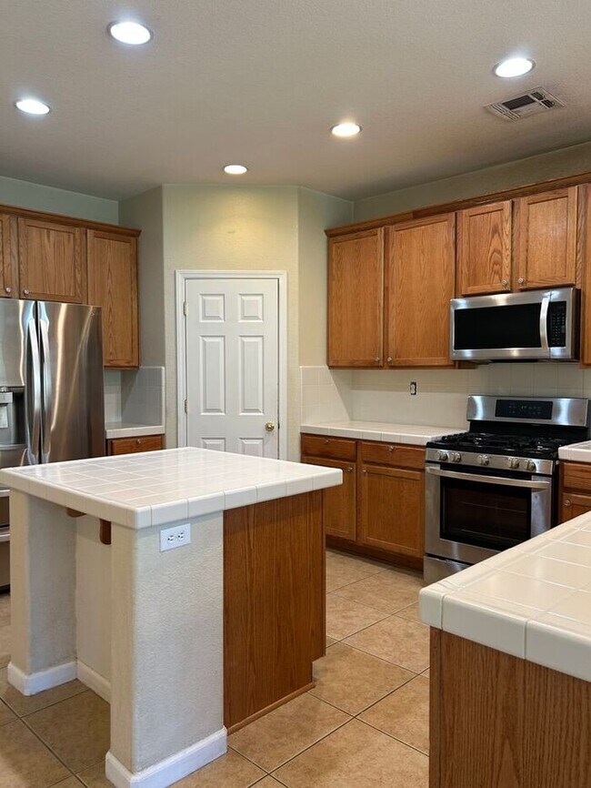 Foto del edificio - AVAILABLE NOW! 4 bed, 3 bath home in Wingf...