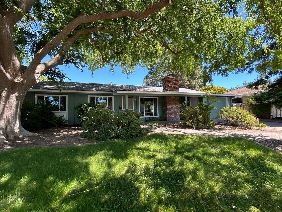 Primary Photo - Charming 3 Bedroom Home in Oakmont's Premi...
