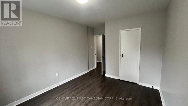 Photo du bâtiment - 871 Adelaide St N