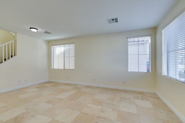 Foto del edificio - Amazing 2 story home w/spacious 4 bedrooms...