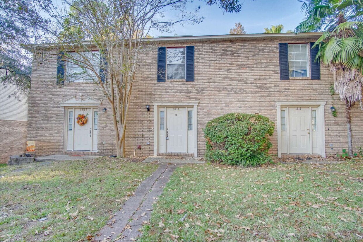 Foto principal - Foxborough 2BR/1.5BA Townhome – Back Deck, Available Now